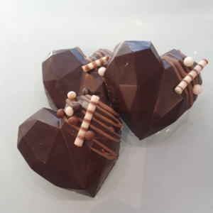 geometrische Schokoladenherzen Zartbitter mit Nougat Brownie Füllung Konditorei Kartenberg